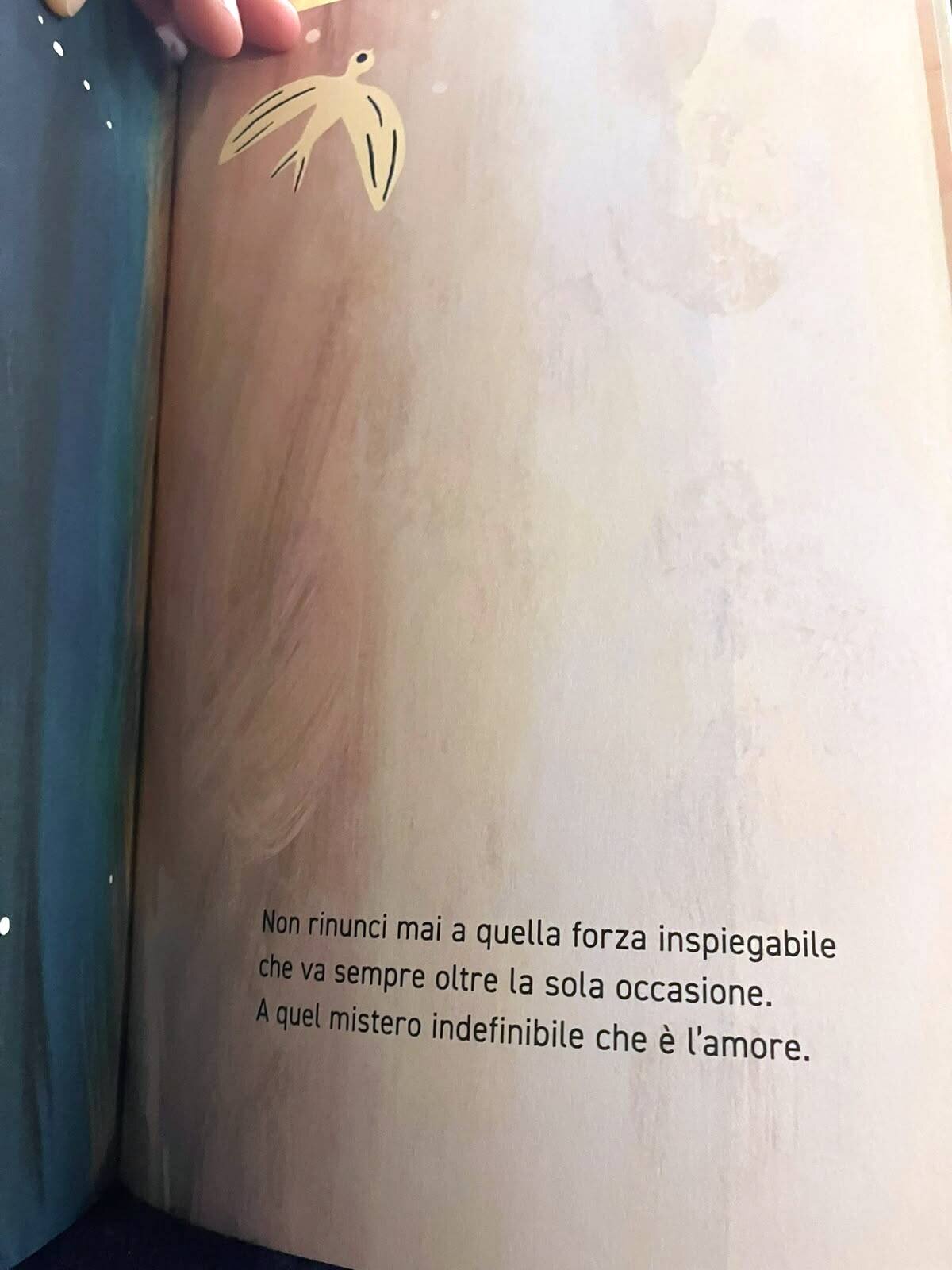 Una pagina dell'albo con una rondine dorata e il testo: «Non rinunci mai a quella forza inspiegabile che va sempre oltre la sola occasione. A quel mistero indefinibile che è l'amore.»